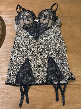 NWT Victoria’s Secret Leopard Print Bustier with garter straps lace 36B